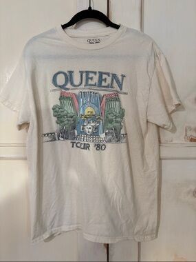 Que White Short Sleeve Tour '80 Graphic Tee